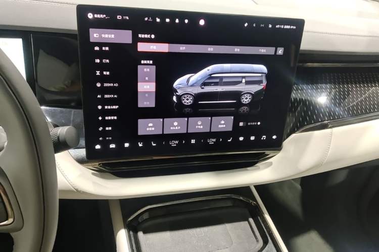 Used Zeekr 009 2024 7-Seater Walk-Through Version Four-Wheel Drive 108 kWh Audio And AC Panel