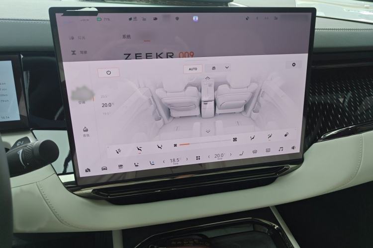 Used Zeekr 009 2024 7-Seater Walk-Through Version Four-Wheel Drive 108 kWh Audio And AC Panel