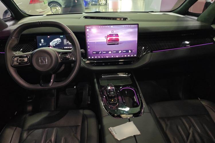 Used Zeekr 009 2024 Six-Seat Executive Version 4WD 108 kWh Center Console