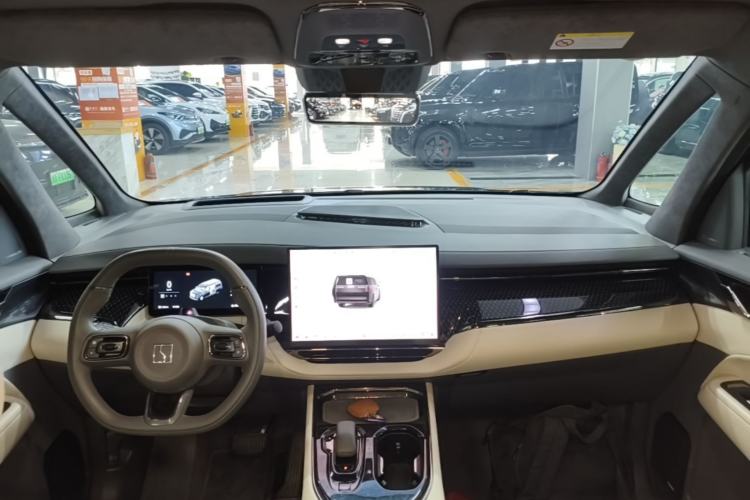 Used Zeekr 009 2024 7-Seater Aisle Version 108 kWh Center Console