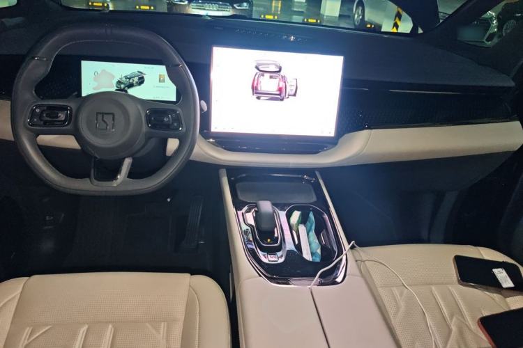Used Zeekr 009 2024 7-Seater Aisle Version 108 kWh Center Console