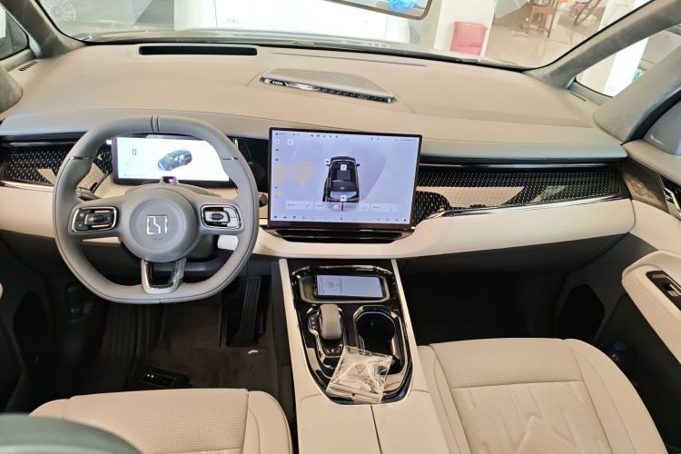 Used Zeekr 009 2024 7-Seater Aisle Version 140 kWh Center Console