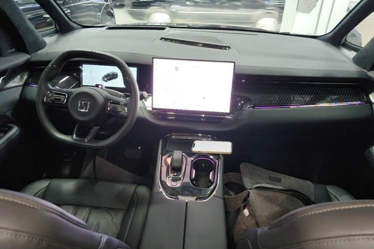 Used Zeekr 009 2024 Six-Seat Executive Version 4WD 108 kWh Center Console