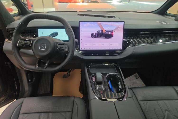 Used Zeekr 009 2024 Six-Seat Executive Version 4WD 108 kWh Center Console