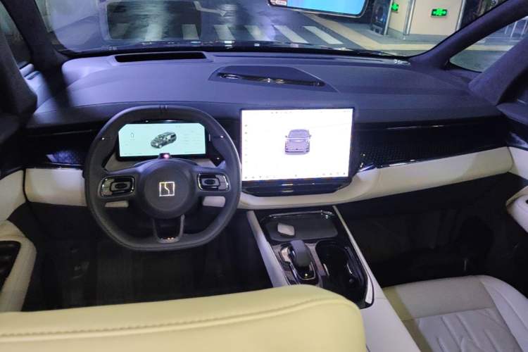 Used Zeekr 009 2024 Six-Seat Executive Version 4WD 108 kWh Center Console