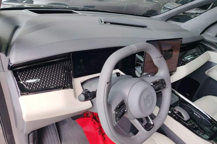 Used Zeekr 009 2024 7-Seater Walk-Through Version Four-Wheel Drive 108 kWh Center Console