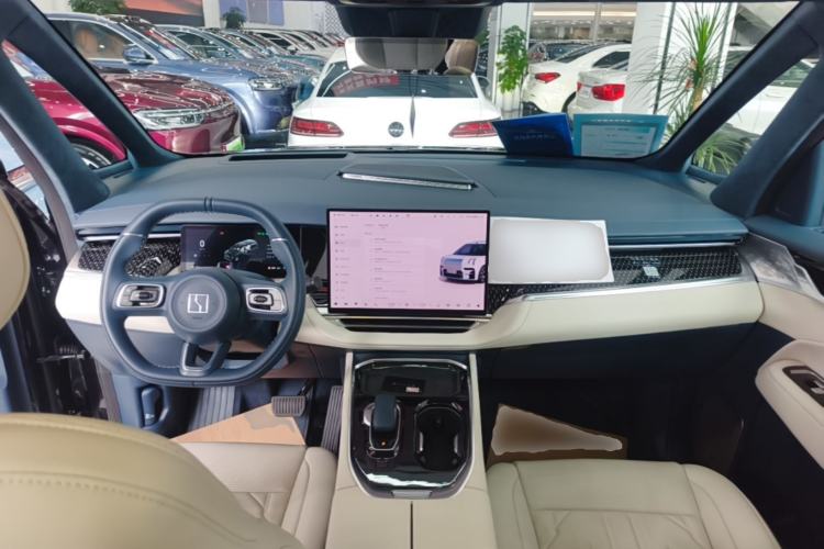 Used Zeekr 009 2024 7-Seater Walk-Through Version Four-Wheel Drive 108 kWh Center Console