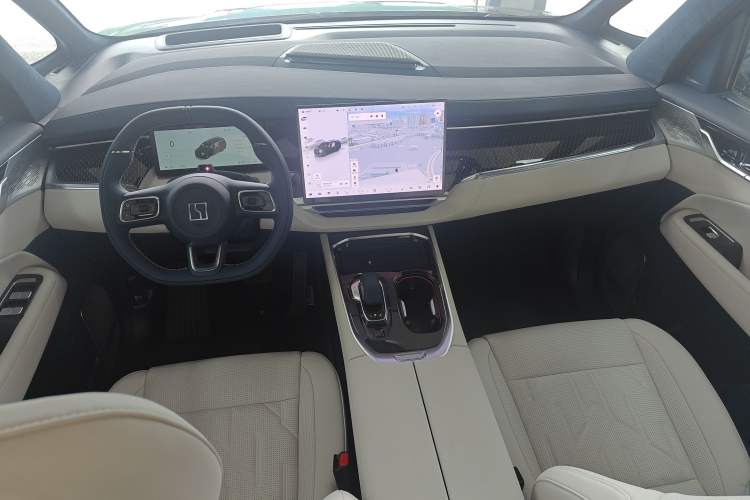 Used Zeekr 009 2024 Six-Seat Executive Version 4WD 108 kWh Center Console
