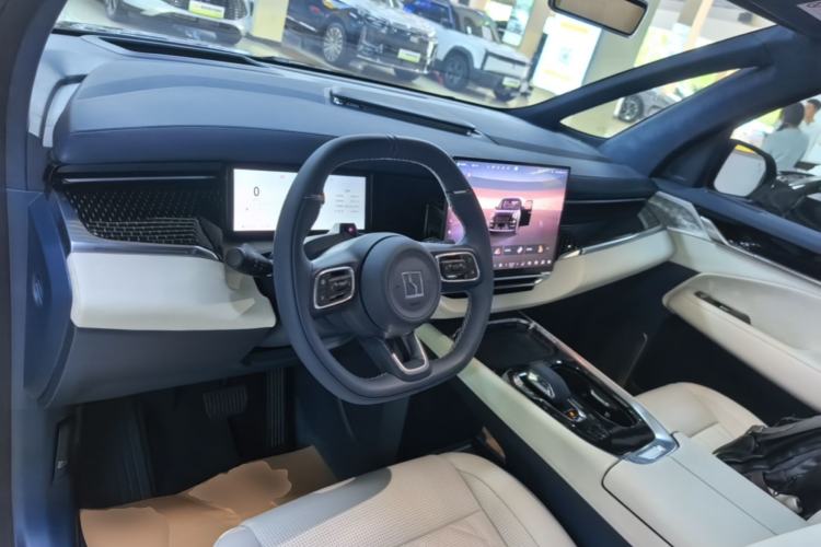 Used Zeekr 009 2024 Six-Seat Executive Version 4WD 108 kWh Center Console