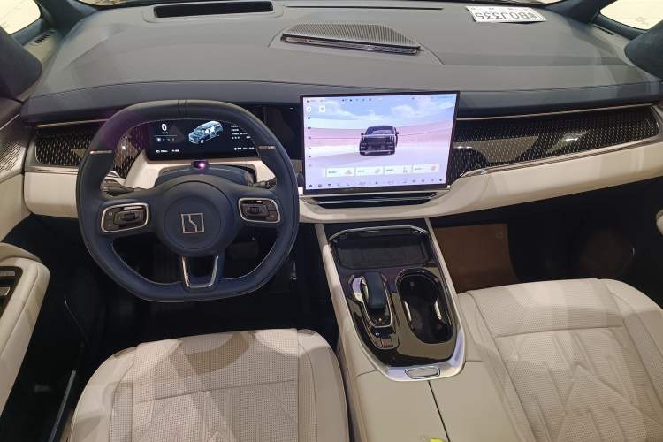 Used Zeekr 009 2024 7-Seater Aisle Version 108 kWh Center Console