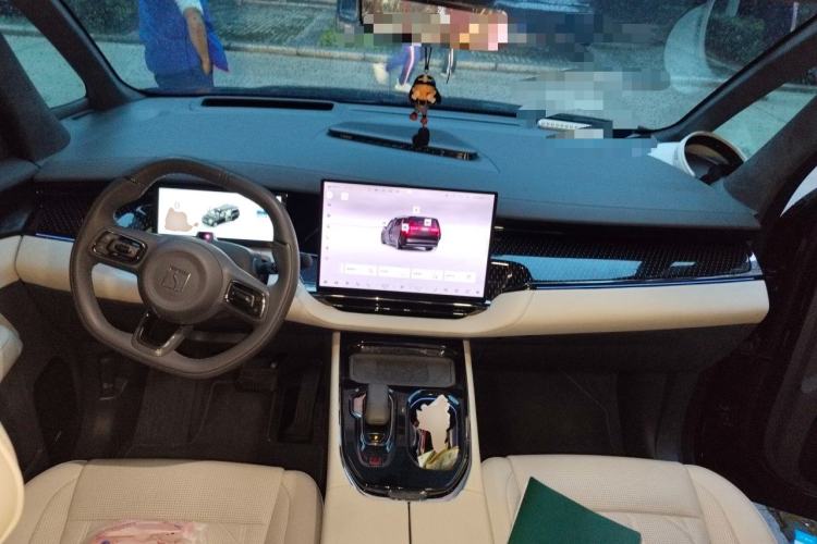 Used Zeekr 009 2024 Six-Seat Executive Version 4WD 108 kWh Center Console