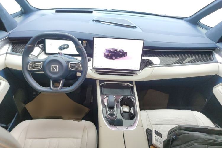Used Zeekr 009 2024 Six-Seat Executive Version 4WD 108 kWh Center Console