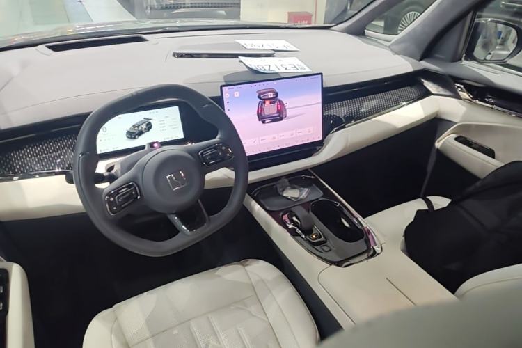 Used Zeekr 009 2024 7-Seater Walk-Through Version Four-Wheel Drive 108 kWh Center Console