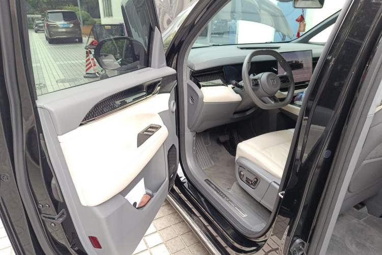 Used Zeekr 009 2024 7-Seater Aisle Version 108 kWh Driver Seat