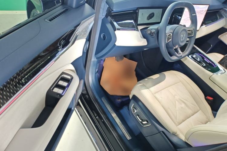 Used Zeekr 009 2024 7-Seater Walk-Through Version Four-Wheel Drive 108 kWh Driver Seat