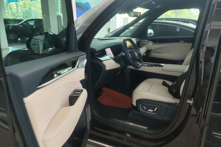 Used Zeekr 009 2024 7-Seater Walk-Through Version Four-Wheel Drive 108 kWh Driver Seat