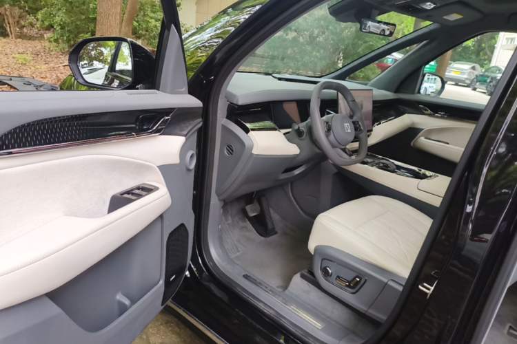 Used Zeekr 009 2024 Six-Seat Executive Version 4WD 108 kWh Driver Seat