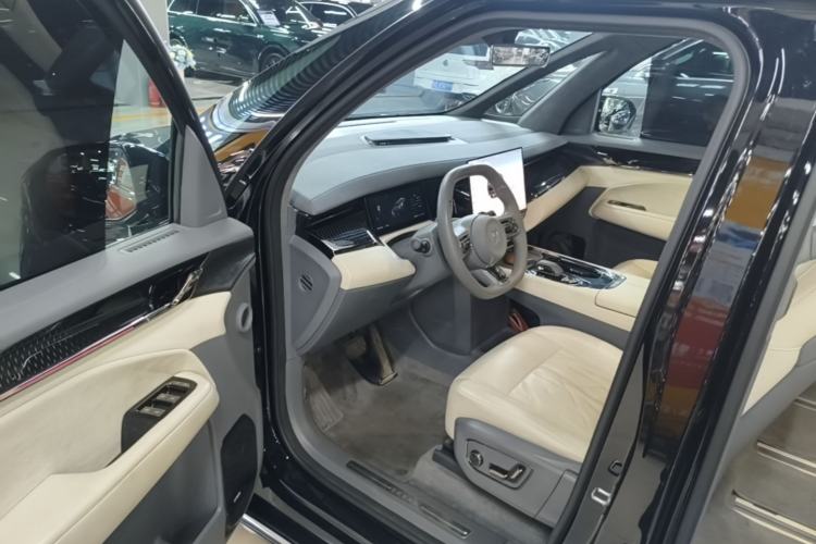 Used Zeekr 009 2024 7-Seater Aisle Version 108 kWh Driver Seat