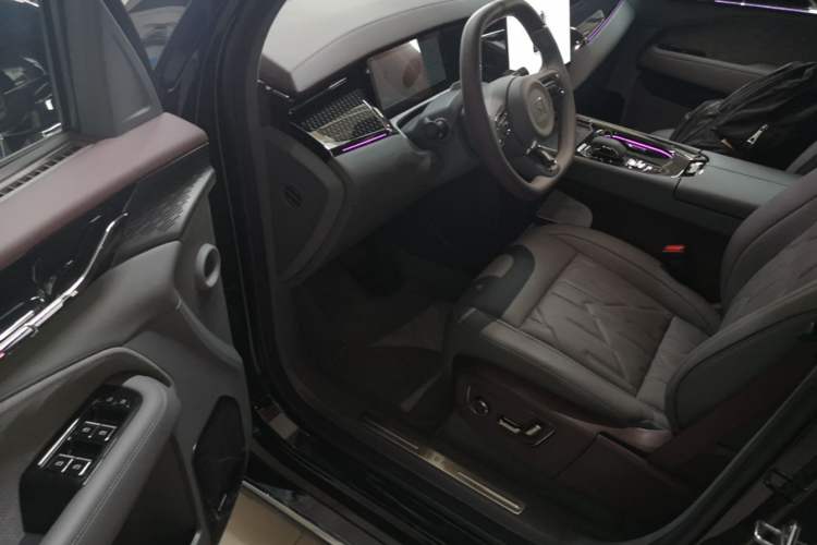 Used Zeekr 009 2024 7-Seater Aisle Version 108 kWh Driver Seat