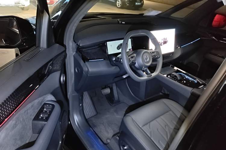 Used Zeekr 009 2024 7-Seater Aisle Version 108 kWh Driver Seat