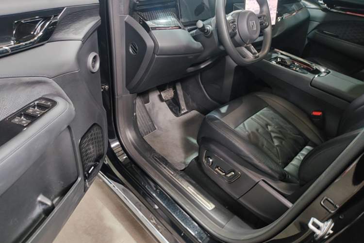 Used Zeekr 009 2024 7-Seater Walk-Through Version Four-Wheel Drive 108 kWh Driver Seat