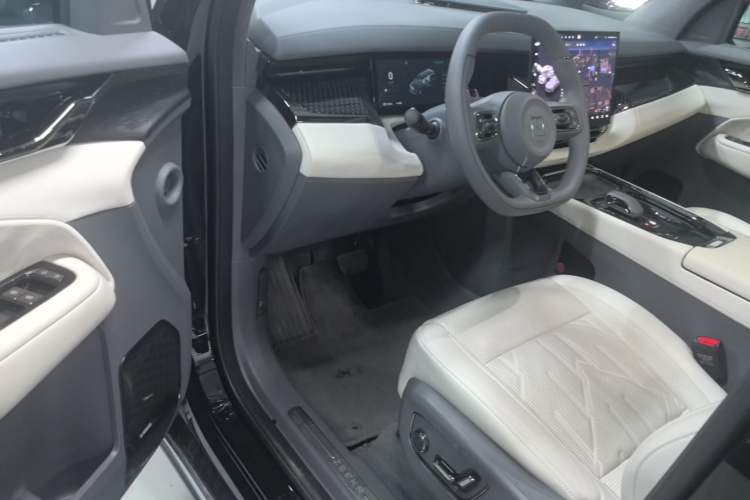 Used Zeekr 009 2024 7-Seater Walk-Through Version Four-Wheel Drive 108 kWh Driver Seat
