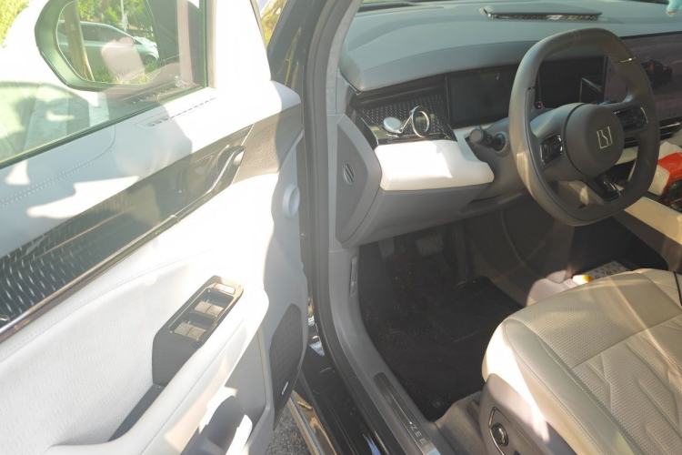 Used Zeekr 009 2024 Six-Seat Executive Version 4WD 108 kWh Driver Seat