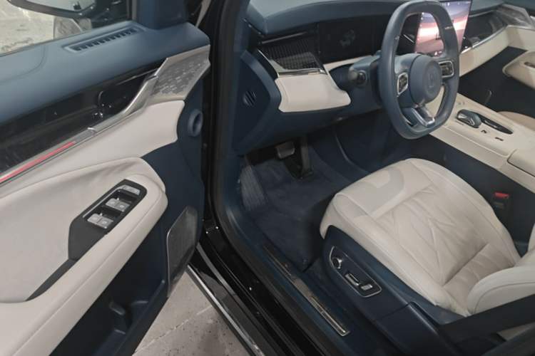 Used Zeekr 009 2024 7-Seater Aisle Version 108 kWh Driver Seat