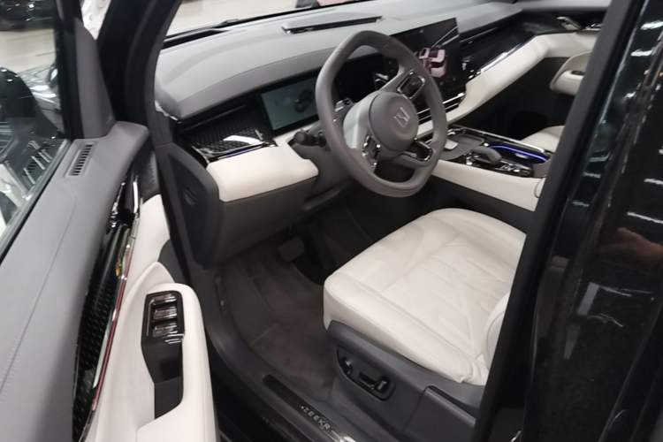 Used Zeekr 009 2024 7-Seater Aisle Version 108 kWh Driver Seat