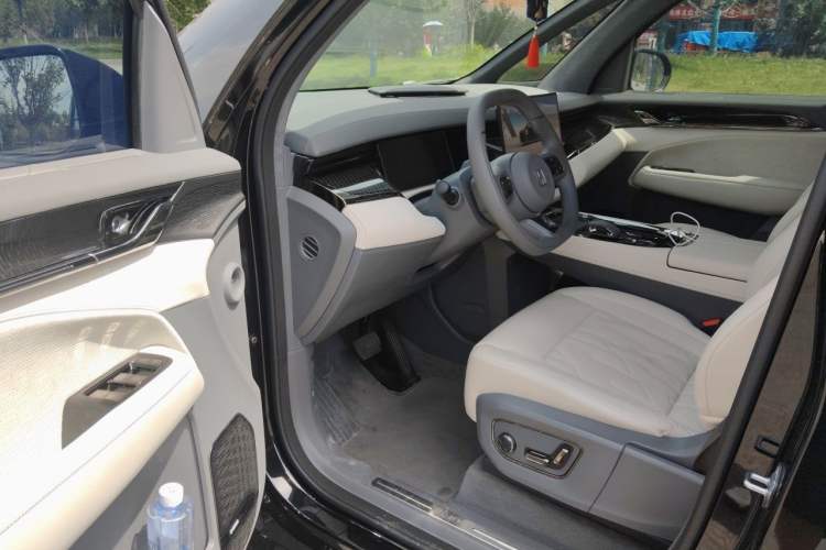 Used Zeekr 009 2024 7-Seater Walk-through Version 4WD 140 kWh Driver Seat
