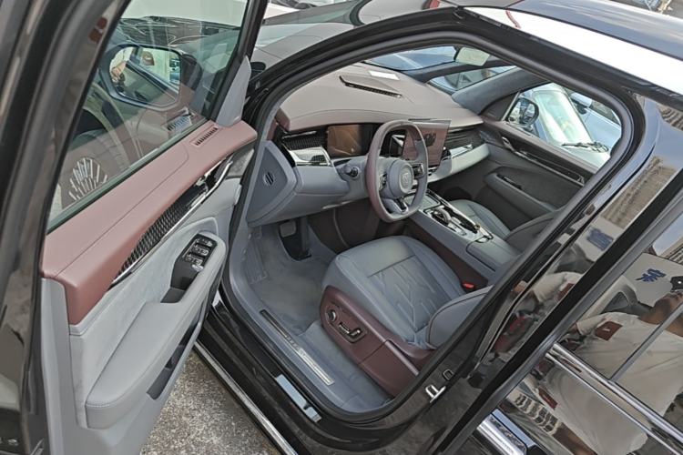 Used Zeekr 009 2024 7-Seater Aisle Version 108 kWh Driver Seat
