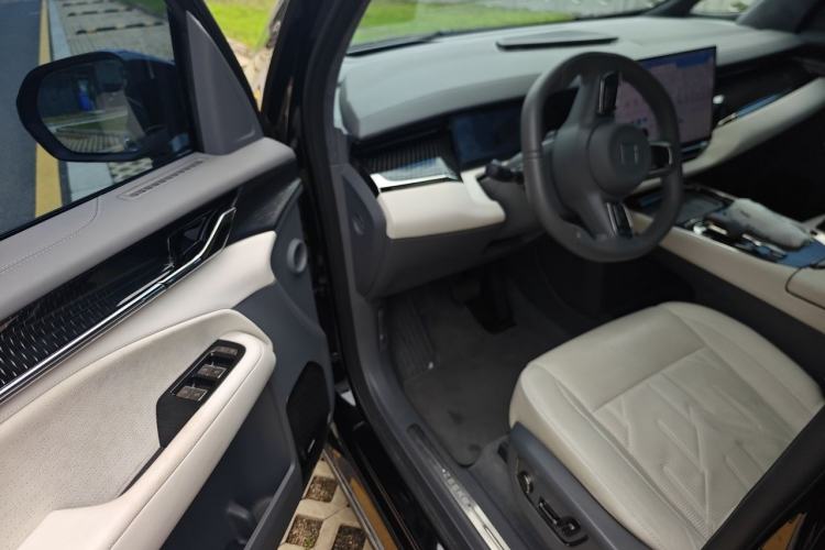 Used Zeekr 009 2024 7-Seater Walk-Through Version Four-Wheel Drive 108 kWh Driver Seat