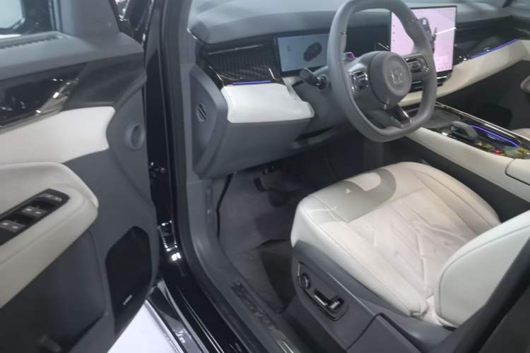 Used Zeekr 009 2024 Six-Seat Executive Version 4WD 140 kWh Driver Seat