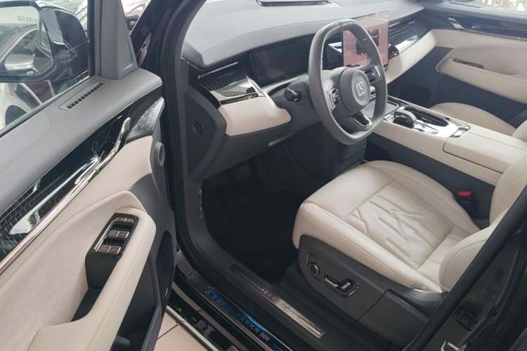 Used Zeekr 009 2024 7-Seater Aisle Version 108 kWh Driver Seat