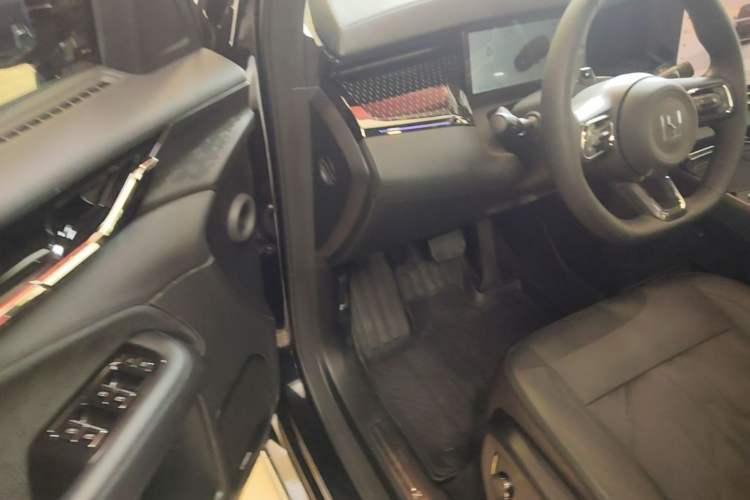Used Zeekr 009 2024 7-Seater Walk-Through Version Four-Wheel Drive 108 kWh Driver Seat