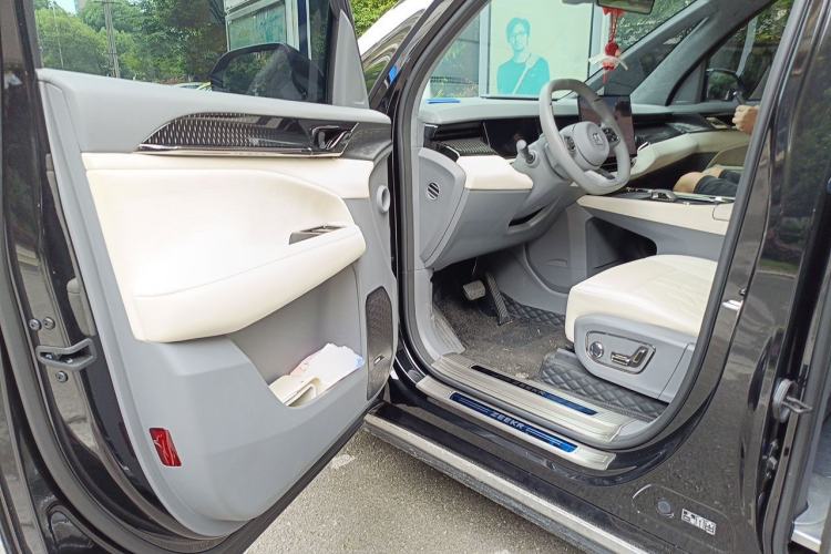 Used Zeekr 009 2024 7-Seater Walk-Through Version Four-Wheel Drive 108 kWh Driver Seat