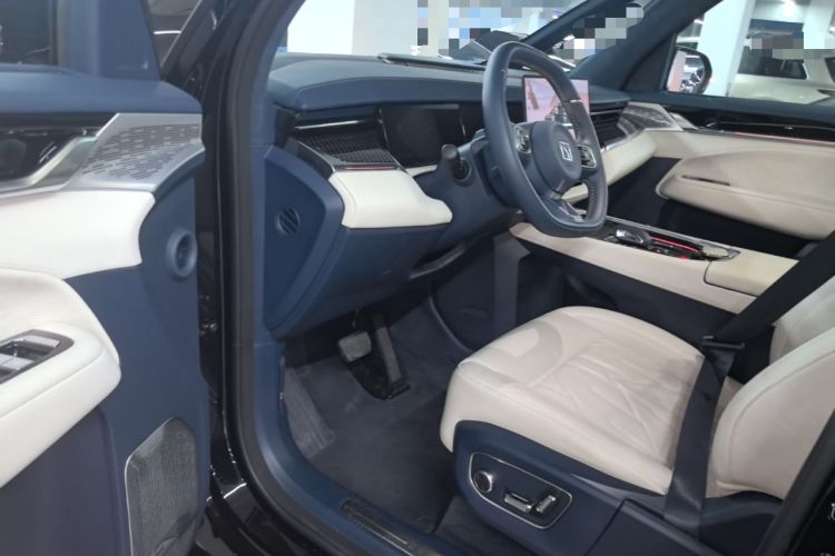 Used Zeekr 009 2024 7-Seater Walk-Through Version Four-Wheel Drive 108 kWh Driver Seat