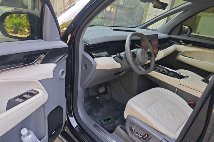 Used Zeekr 009 2024 7-Seater Walk-Through Version Four-Wheel Drive 108 kWh Driver Seat