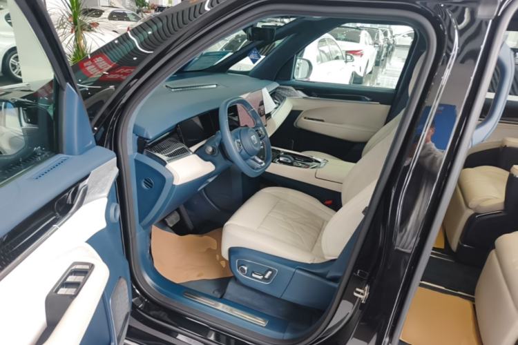 Used Zeekr 009 2024 7-Seater Walk-Through Version Four-Wheel Drive 108 kWh Driver Seat