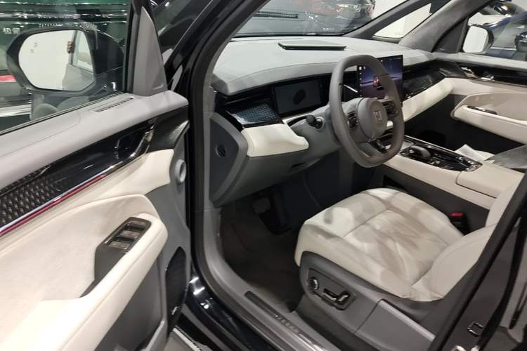 Used Zeekr 009 2024 7-Seater Walk-Through Version Four-Wheel Drive 108 kWh Driver Seat
