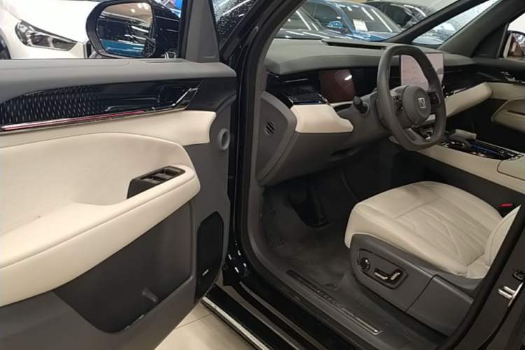 Used Zeekr 009 2024 7-Seater Walk-Through Version Four-Wheel Drive 108 kWh Driver Seat