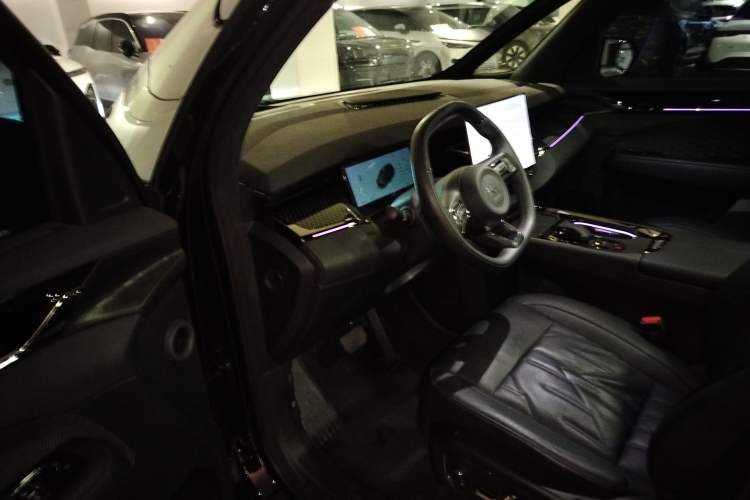 Used Zeekr 009 2024 7-Seater Aisle Version 108 kWh Driver Seat