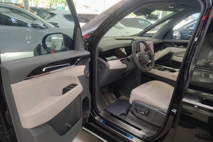 Used Zeekr 009 2024 7-Seater Walk-Through Version Four-Wheel Drive 108 kWh Driver Seat