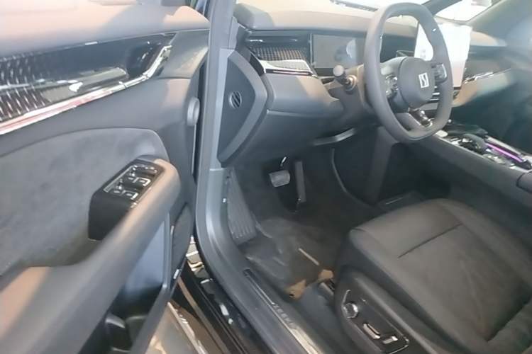 Used Zeekr 009 2024 7-Seater Aisle Version 108 kWh Driver Seat