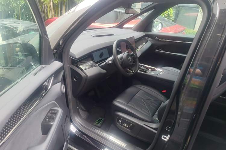 Used Zeekr 009 2024 Six-Seat Executive Version 4WD 108 kWh Driver Seat