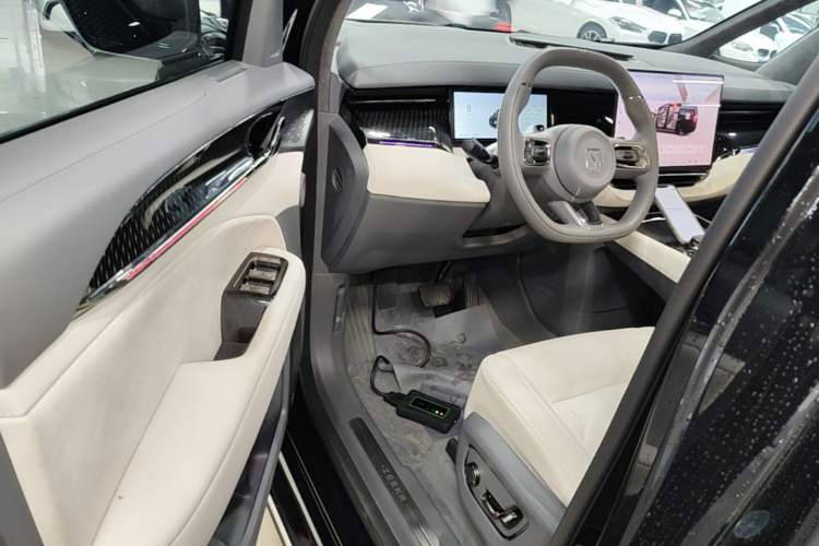Used Zeekr 009 2024 Six-Seat Executive Version 4WD 108 kWh Driver Seat