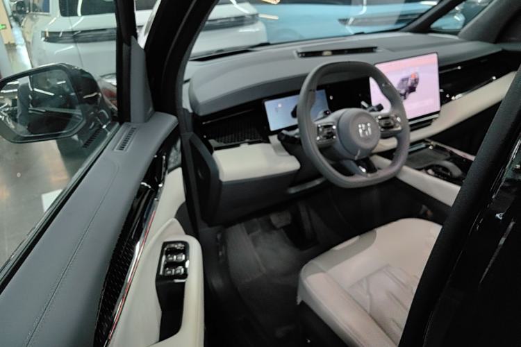 Used Zeekr 009 2024 7-Seater Walk-Through Version Four-Wheel Drive 108 kWh Driver Seat