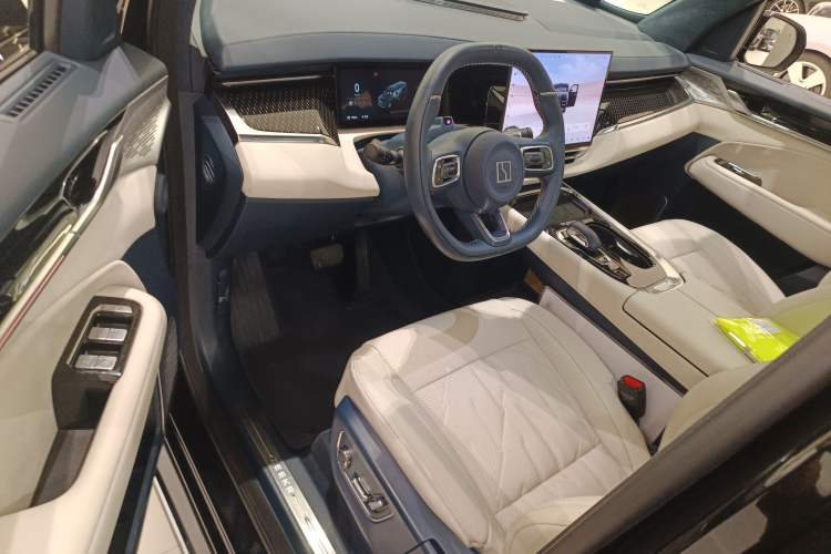 Used Zeekr 009 2024 7-Seater Aisle Version 108 kWh Driver Seat