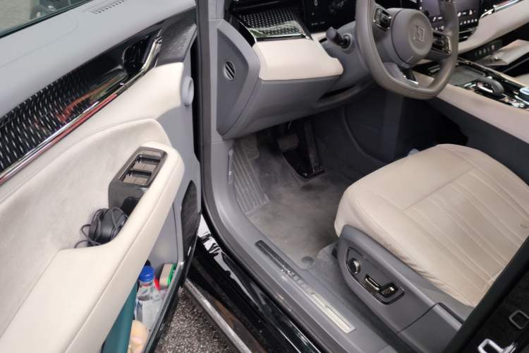 Used Zeekr 009 2024 7-Seater Aisle Version 108 kWh Driver Seat