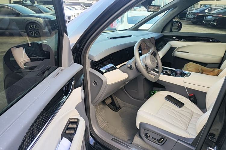 Used Zeekr 009 2024 7-Seater Aisle Version 108 kWh Driver Seat